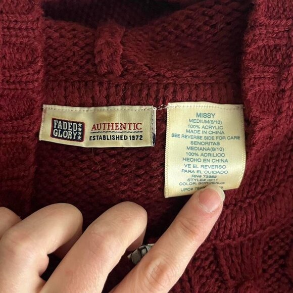 Burgundy cable knit y2k cardigan with fringe detailing and double zipper closure - Picture 8 of 8